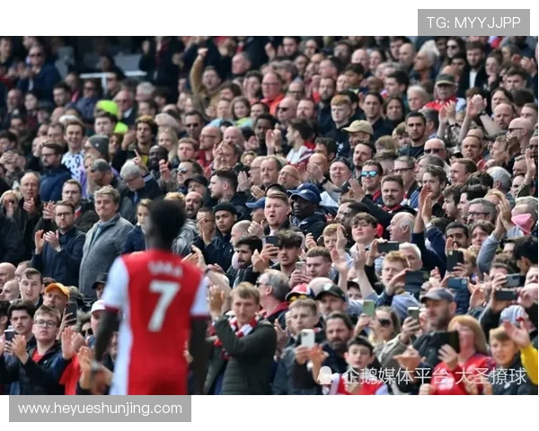 维尼修斯在阿森纳基地训练期间与枪手青训小将亲密合影留念